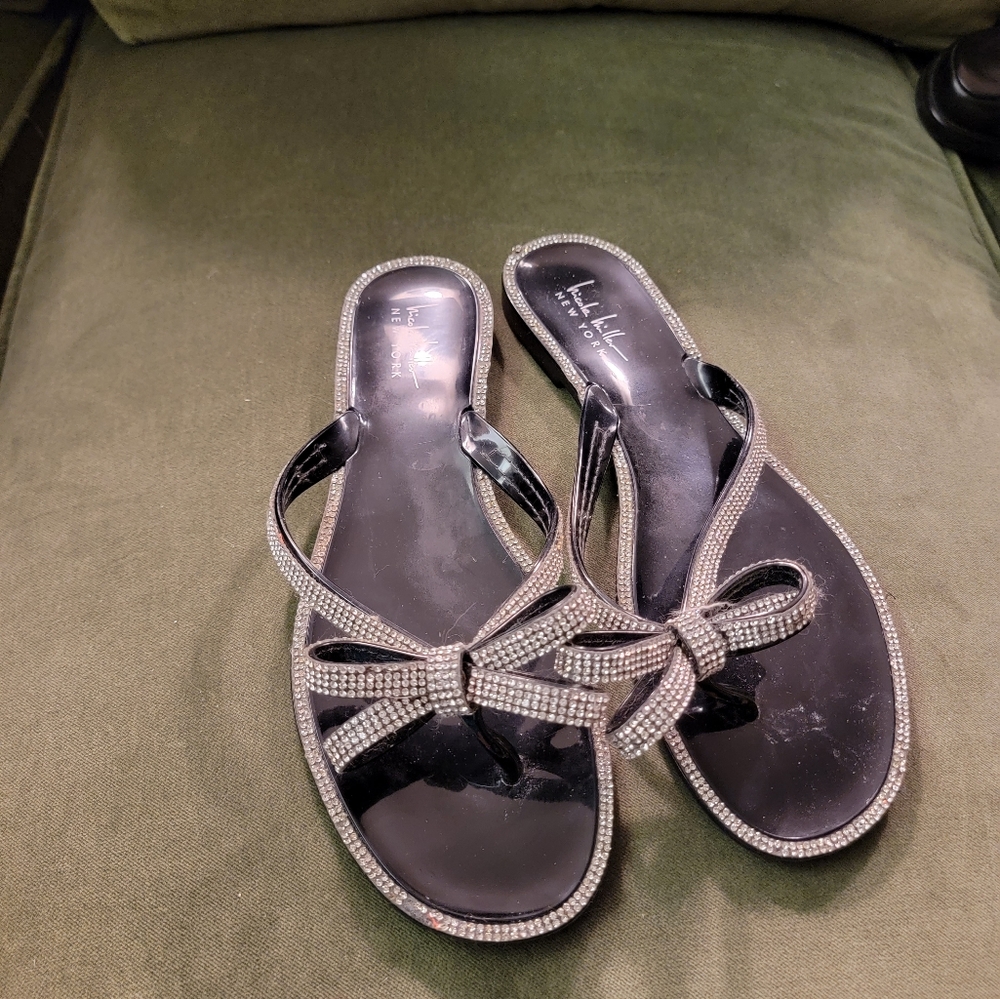 Patent leather flip flops with white rhinestone border and bows